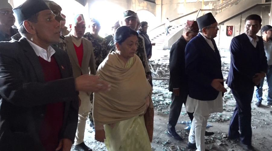 क्षतिग्रस्त संसद् भवनको पूर्वराष्ट्रपति भण्डारीद्वारा अवलोकन